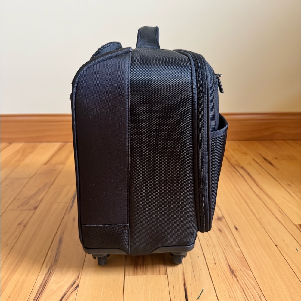 Victorinox Avolve 2.0 15” Carry On Overnight Spinner Suitcase - Picture 3 of 14